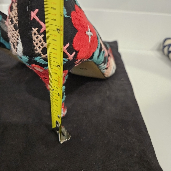 Neiman Marcus Printed Embroidered Accent Pumps Sz 8.5 EUC - Picture 7 of 8
